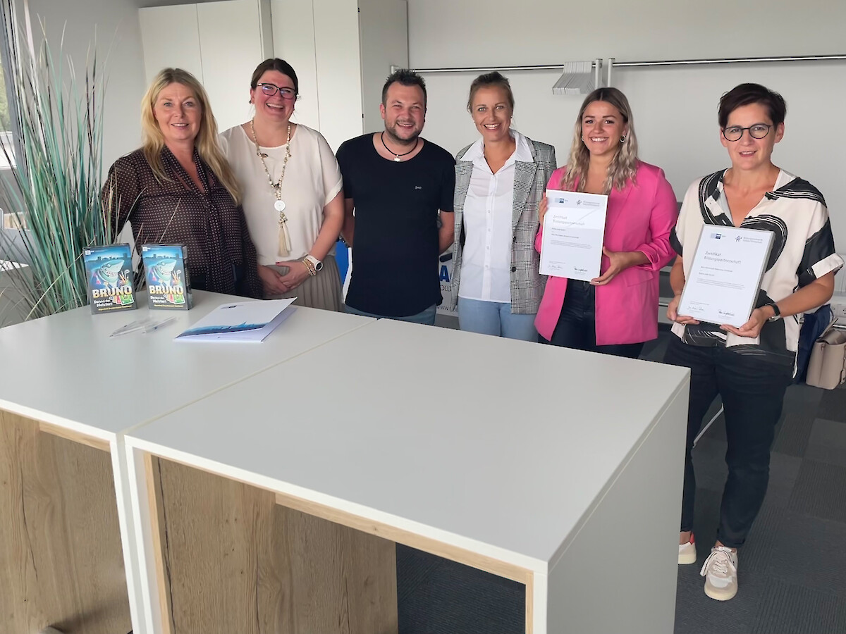 Abgebildete Personen (v.l.n.r.): Silvia Geppert (Leiterin Bildungsnetzwerk, IHK Ulm), Anne Maucher (BORS-Beauftrage, Max-Weishaupt-RS), Julian Wiest (BORS-Beauftragter, Max-Weishaupt-RS), Claudia Pendelin (Director Human Resources & Marketing DE, Robert Aebi GmbH), Celine Spendov (Human Resources Business Partner, Robert Aebi GmbH)