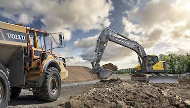 In seiner neuesten Version bietet der ECR355 7 Prozent mehr Hub- und 4 Prozent mehr Zugkraft als das Vorgängermodell.