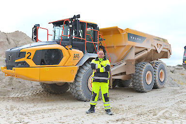 Christoph Kroher (Dumper-, Radlader-, und Baggerfahrer) kann mit dem Volvo-Dumper A45 bis zu 42 Tonnen Nutzlast befördern.