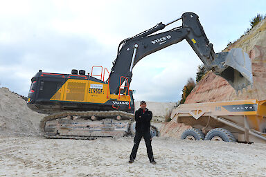 Armin Winklemann (Bagger,- Radlader-, und Dumperfahrer) ist bei Dorfner der Profi im 90-Tonnen-Bagger EC950F.