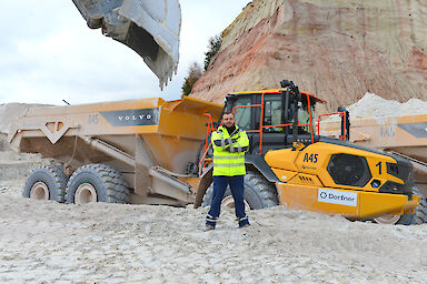Amarildo Hajdari (Dumper, u. Radladerfahrer) steuert ebenfalls einen der drei Volvo-Dumper aus der neuen Generation.