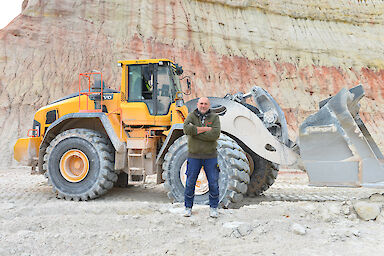 Josef Anzer (Dumper- u. Radladerfahrer) ist überwiegend mit dem Volvo-Radlader L260H im Einsatz.