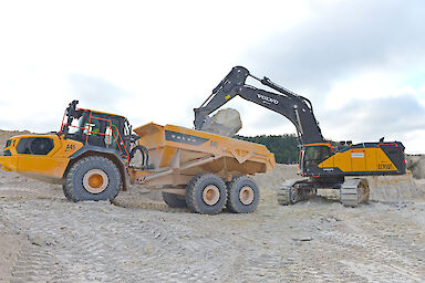Nur wenige Löffel des riesigen EC950F reichen, dann ist der Dumper mit maximalem Gewicht startklar.