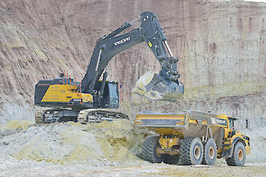 Den Volvo EC750E hat hat AKW im Jahr 2025 für den Tagebau in Schnaittenbach angeschafft.
