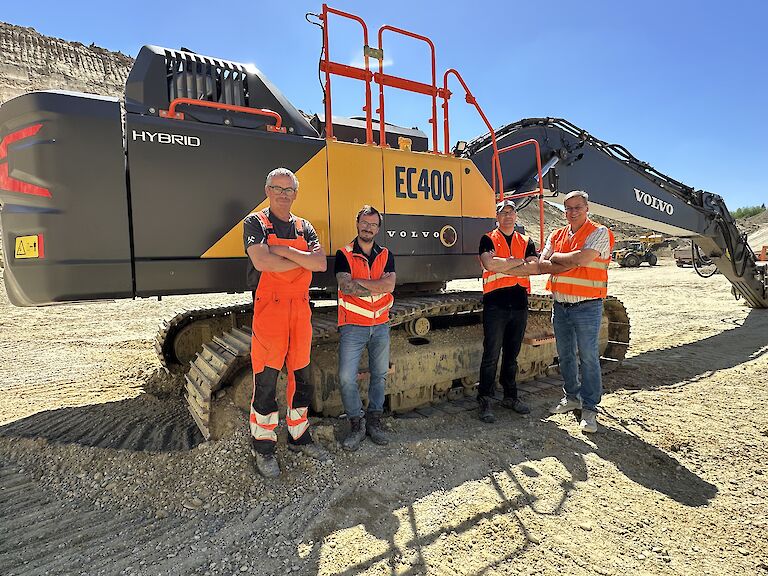 Überzeugt von Leistung und Verbrauch des EC400 Hybrid (v.l.n.r.): Fahrer Johann Eibl, Christian Gammel (Teamleiter Technik), Betriebsleiter Jörg Tscharke und Gerhard Brunlehner (Verkaufsberater Robert Aebi)