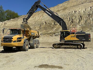 Der Volvo EC400 Hybrid und der A40-Dumper agieren bei Clariant im Bentonitabbau als eingespieltes Team.