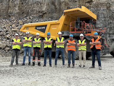 Stehen für die gute Zusammenarbeit von SHF, Volvo CE, Robert Aebi und SSM: Daniel Keeser, Produktmanager SSM, Wilfried Schöller, Geschäftsführer SSM, Philip Ohr, Service SSM, Volker Bonnke, Technischer Produktspezialist Volvo CE, Sven Kerstner, 2. Geschäftsführer SHF, Stefan Kirsch, Verkaufsleiter Robert Aebi, Klaus Schneider, Geschäftsführer SHF, und Christian Düll, Verkaufsrepräsentant Robert Aebi
